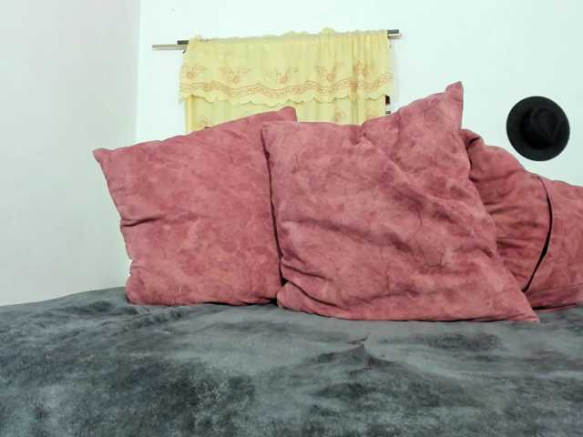 yessmellie live cam preview