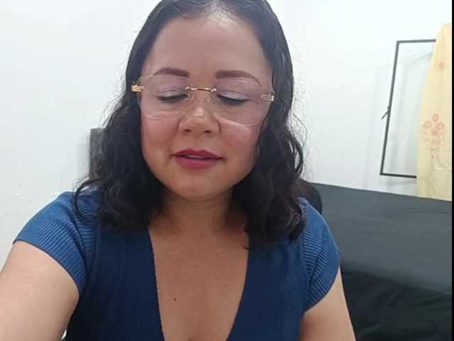 yessmellie live cam on BongaCams