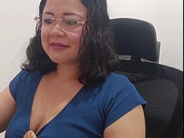 yessmellie live cam