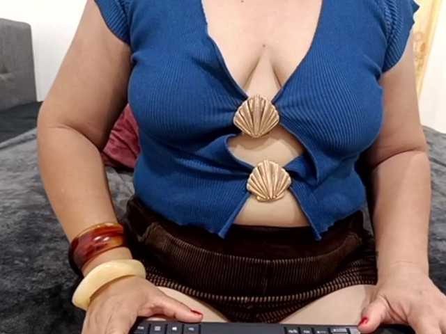yessmellie live cam on BongaCams