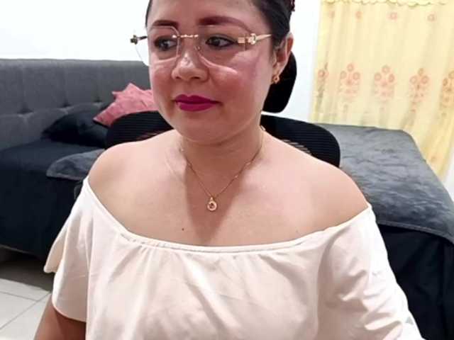 yessmellie live cam on BongaCams