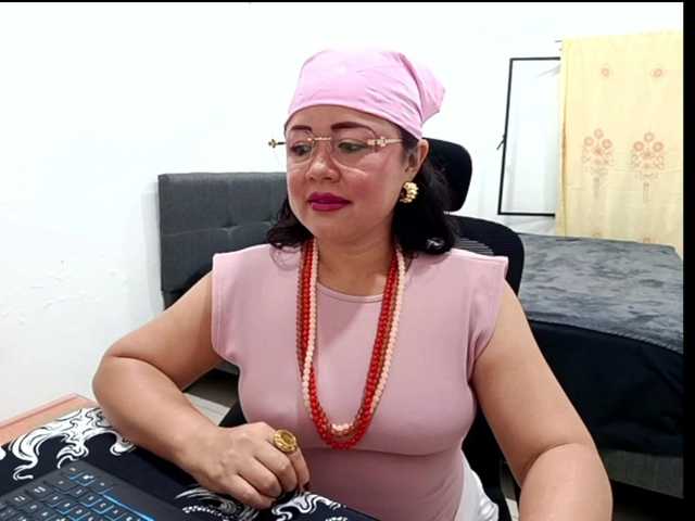 yessmellie live cam on BongaCams