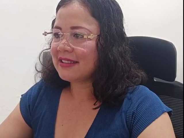 yessmellie live cam on BongaCams
