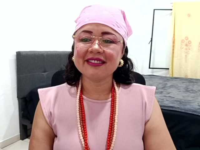 yessmellie live cam on BongaCams