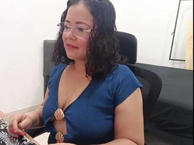 yessmellie live cam