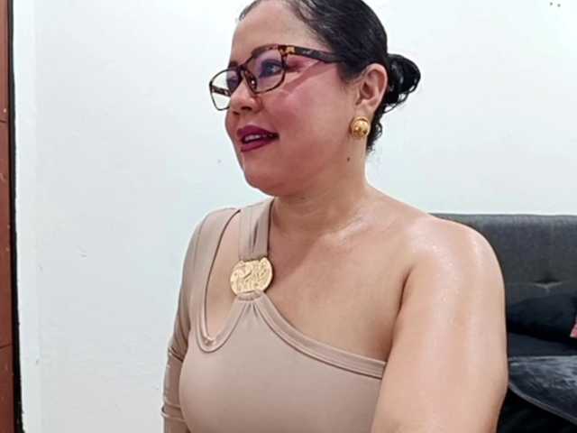 yessmellie live cam on BongaCams