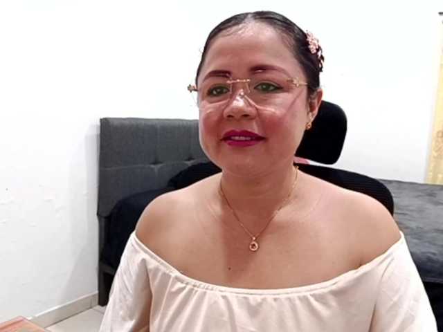 yessmellie live cam preview