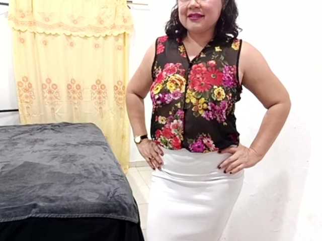 yessmellie live cam on BongaCams