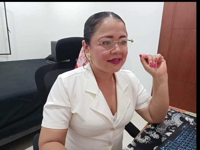 yessmellie live cam on BongaCams