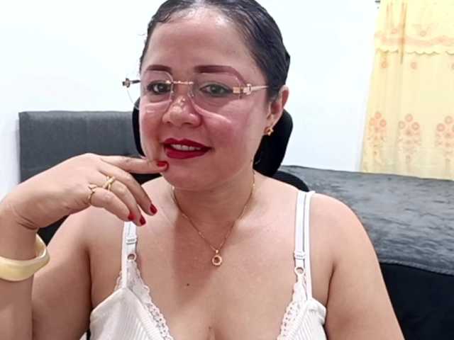 yessmellie live cam on BongaCams