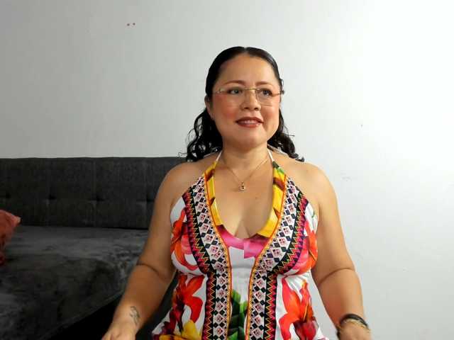 yessmellie live cam preview