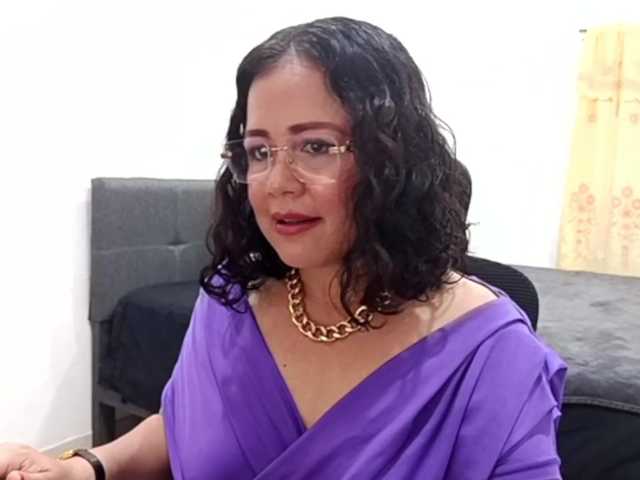yessmellie live cam on BongaCams