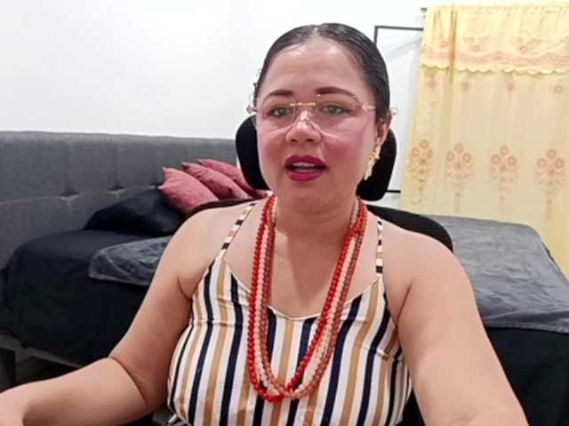 yessmellie live cam on BongaCams