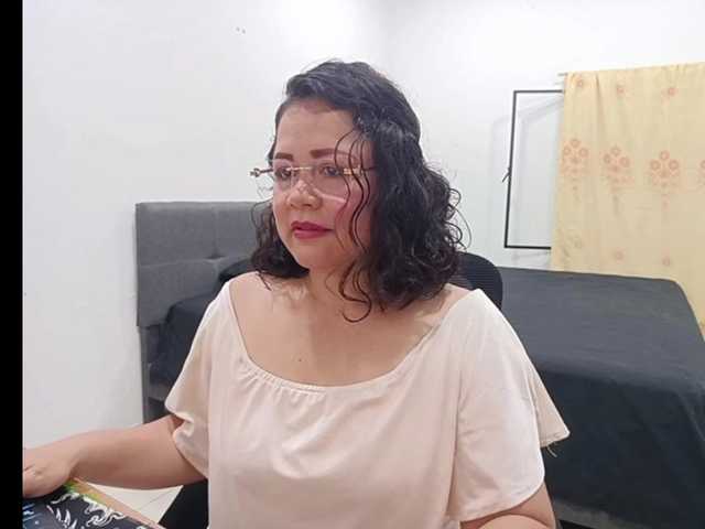 yessmellie live cam on BongaCams