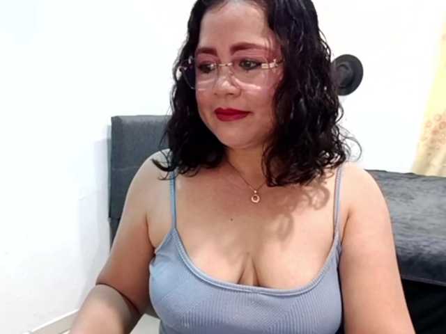 yessmellie live cam on BongaCams