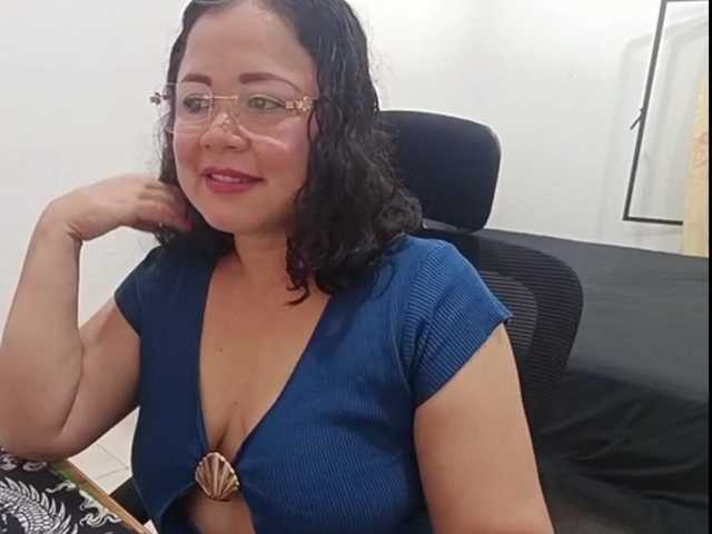 yessmellie live cam