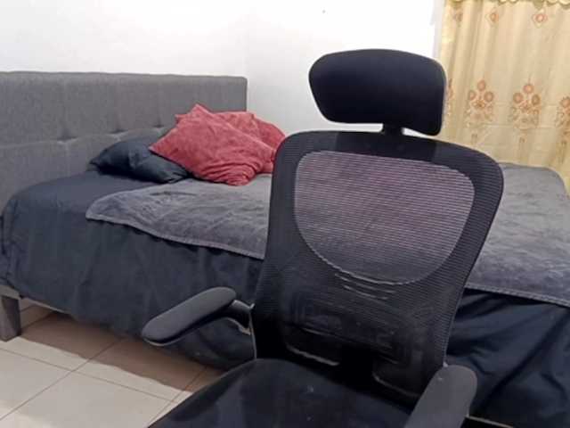 yessmellie live cam on BongaCams