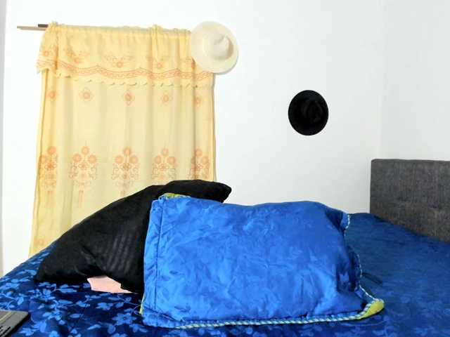 yessmellie live cam on BongaCams
