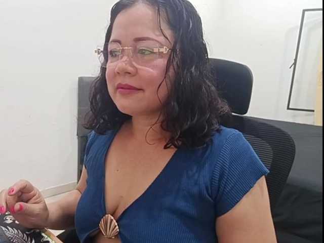 yessmellie live cam