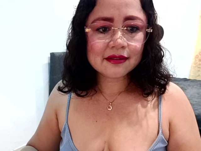 yessmellie live cam on BongaCams