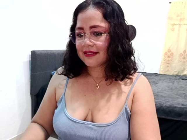 yessmellie live cam
