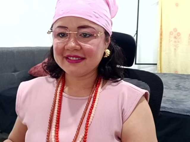 yessmellie live cam on BongaCams