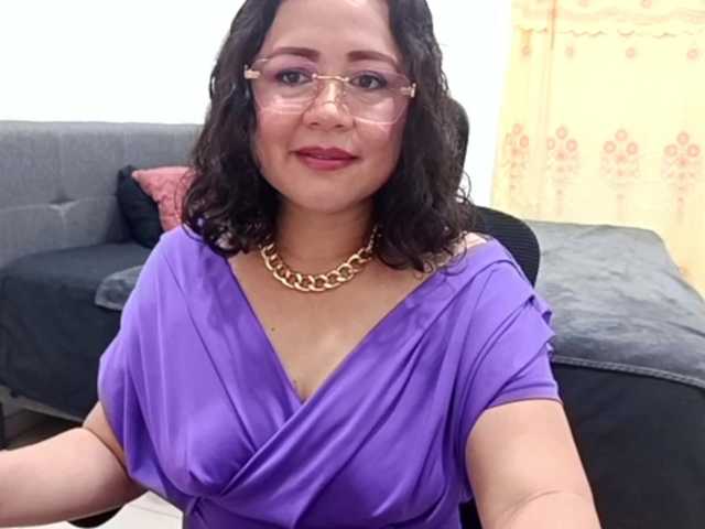 yessmellie live cam on BongaCams