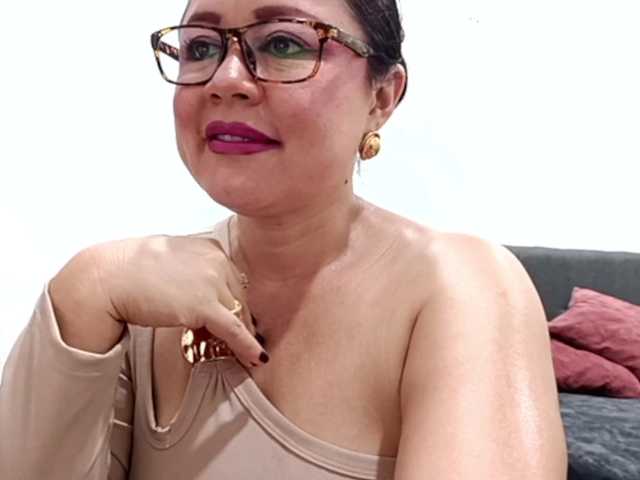 yessmellie live cam on BongaCams