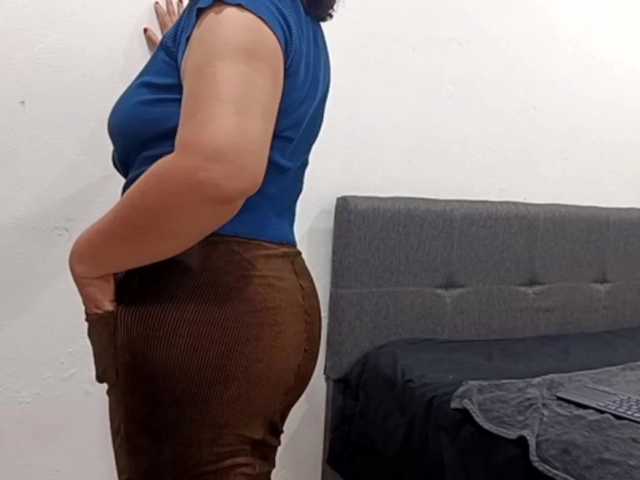 yessmellie live cam on BongaCams