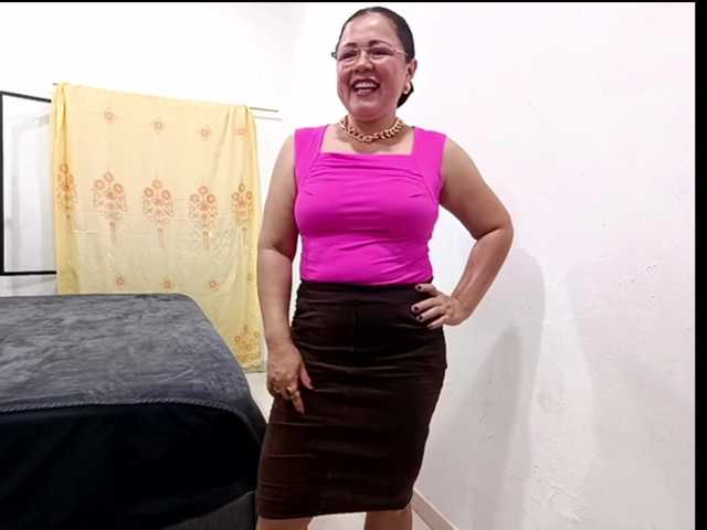 yessmellie live cam on BongaCams