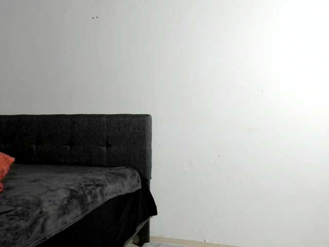 yessmellie live cam preview