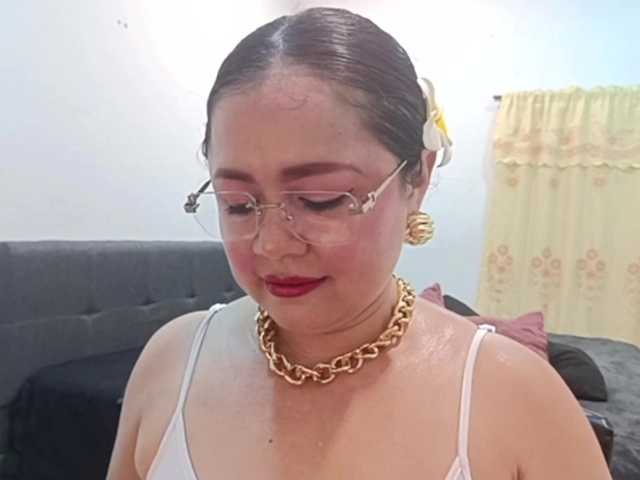yessmellie live cam on BongaCams