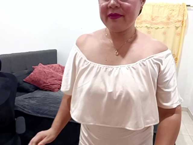 yessmellie live cam on BongaCams