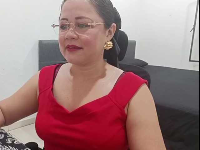 yessmellie live cam on BongaCams