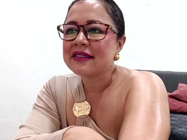 yessmellie live cam on BongaCams