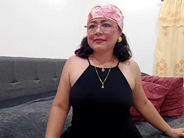 yessmellie live cam on BongaCams