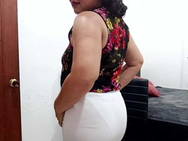 yessmellie live cam on BongaCams
