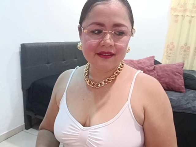 yessmellie live cam preview