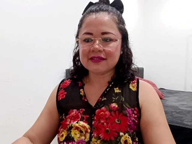 yessmellie live cam on BongaCams