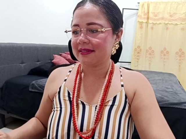 yessmellie live cam on BongaCams