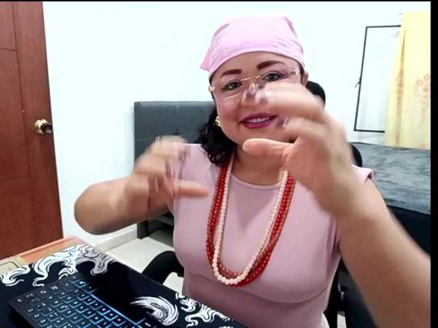 yessmellie live cam on BongaCams