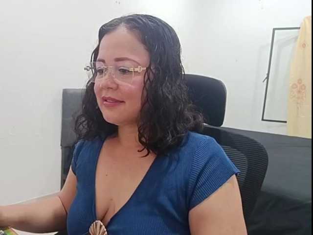 yessmellie live cam