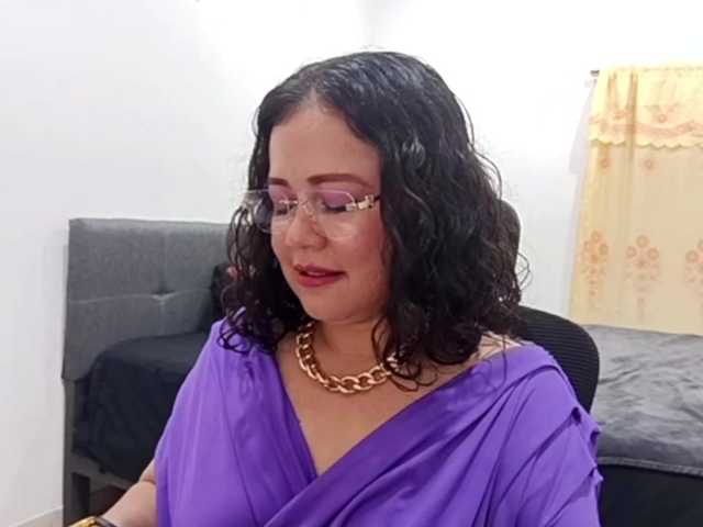 yessmellie live cam on BongaCams