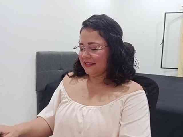 yessmellie Live Webcam on BongaCams
