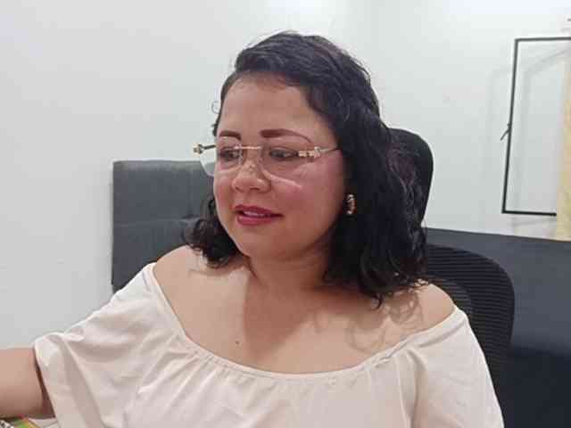 yessmellie Live Webcam on BongaCams