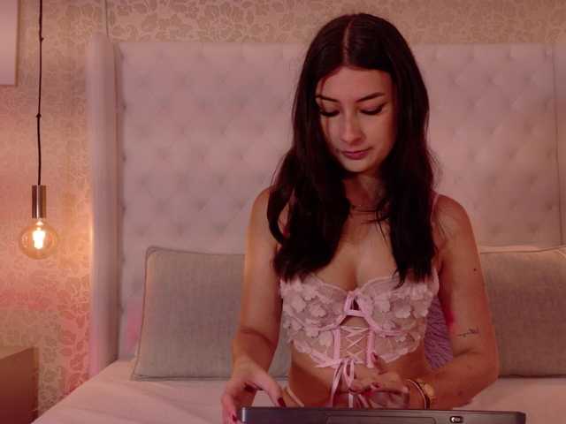 Sellene-bloom live cam on BongaCams