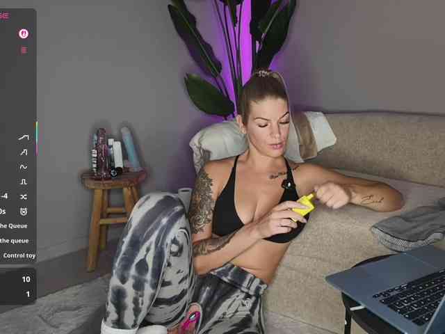 HotWifeNights webcam