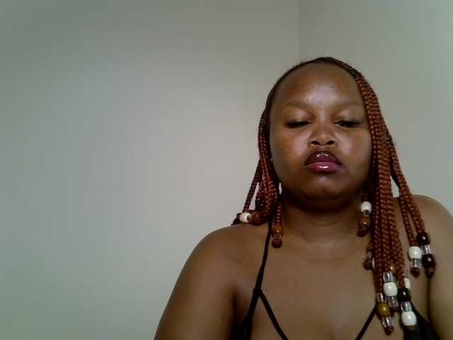 Sluttyshan live cam on BongaCams