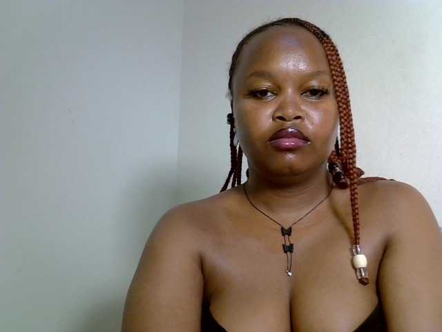 Sluttyshan live cam on BongaCams