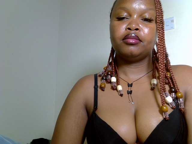 Sluttyshan live cam on BongaCams